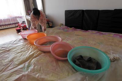 无极楼上漏水，住户失联，小区没物管，业主维权难！律师来支招……